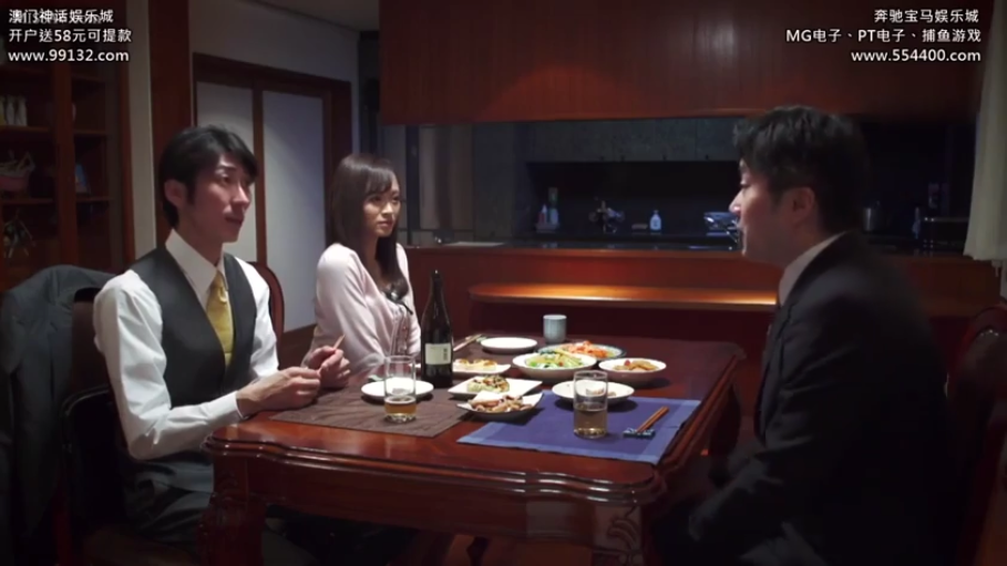 坐姿 · 交谈 · 严肃 · 中景 · 室内餐厅 · 三人 · 餐具酒水 · 商务正装