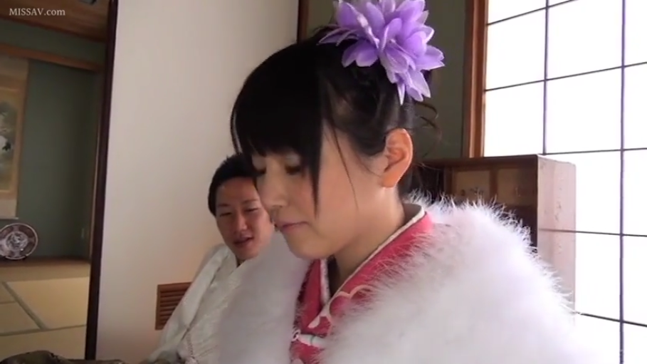 榻榻米房间 · 略显严肃 · 发型特写 · 白色羽毛披肩 · 紫色花朵发饰 · 传统婚礼服饰