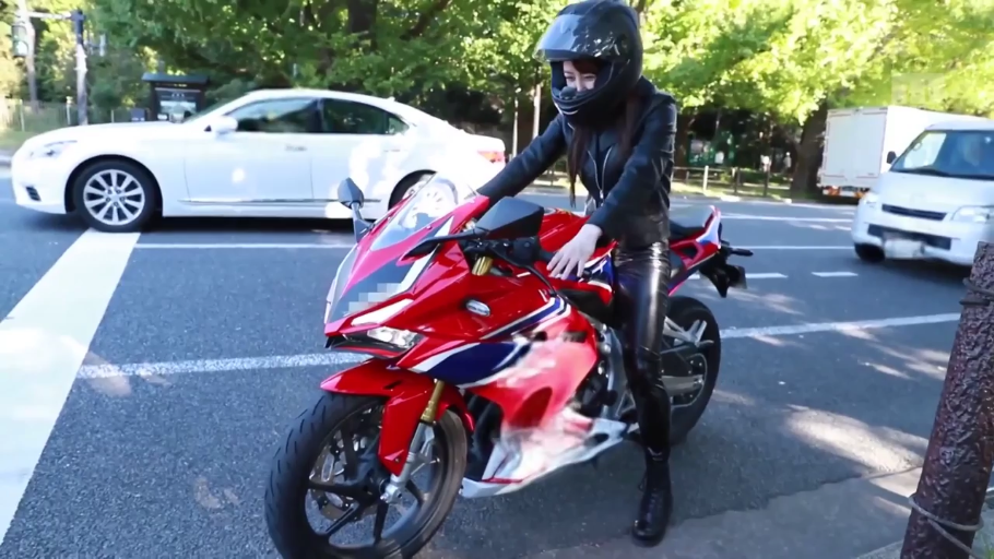 公路 · 不可见 · 机车头盔 · 阳光充足 · 机车头盔 · 摩托车外观特写