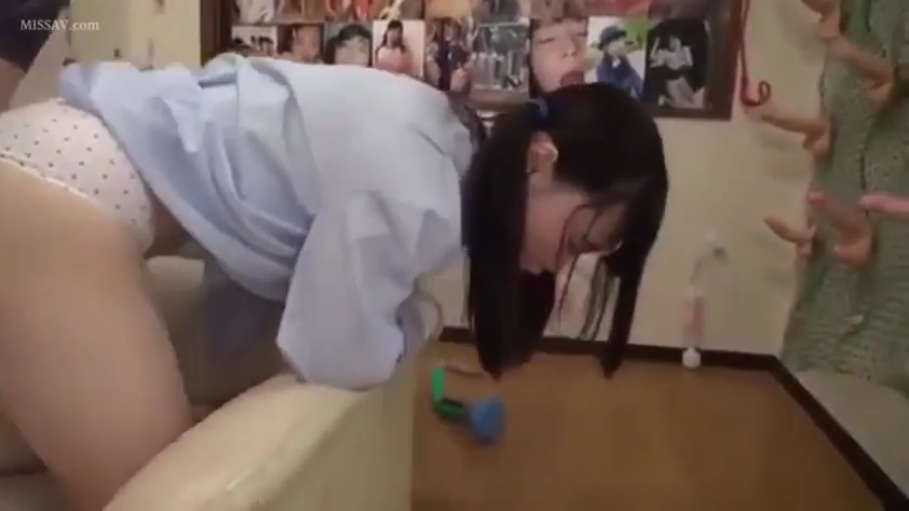 顺从 · 内裤特写 · 室内寝室 · 白色波点内裤 · 后入式准备