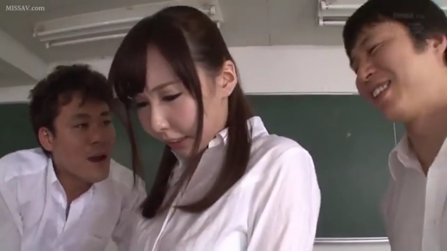 面部 · 教室 · 站姿 · 白衬衫 · 剧情 · 黑板 · 难受 · 围攻