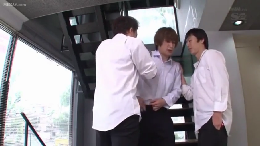 站立 · 中景 · 白衬衫 · 楼梯间 · 楼梯 · 解皮带 · 男同性恋 · 窘迫