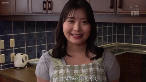 站立 · 微笑 · 半身 · 中文字幕 · 对视 · 厨房 · 围裙 · 厨房用具