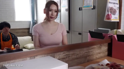 平静 · 员工休息室 · 粉色紧身T恤 · 女子上半身特写 · 工作餐 · 室内环境
