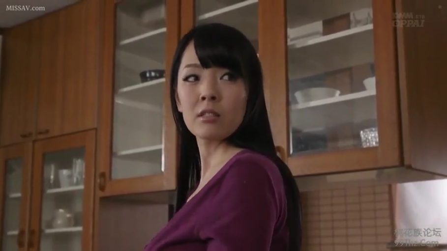 中景 · 厨房 · 侧身回头 · 紫色V领长袖