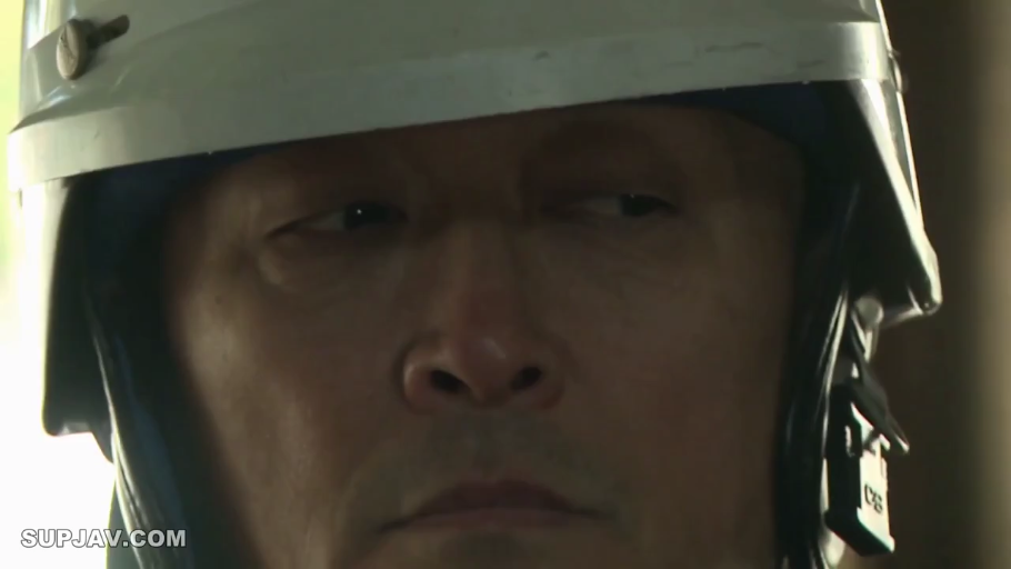 冷漠 · 眼睛特写 · 摩托车头盔 · 无 · 未知 · 头盔