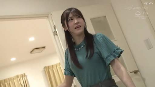 室内 · 站立 · 中景 · 惊讶 · 视频截图 · 观望 · 墨绿色褶皱上衣