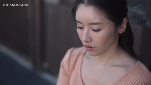 低头 · 面部特写 · 户外 · 亚洲女性 · 忧伤 · 浅色针织衫