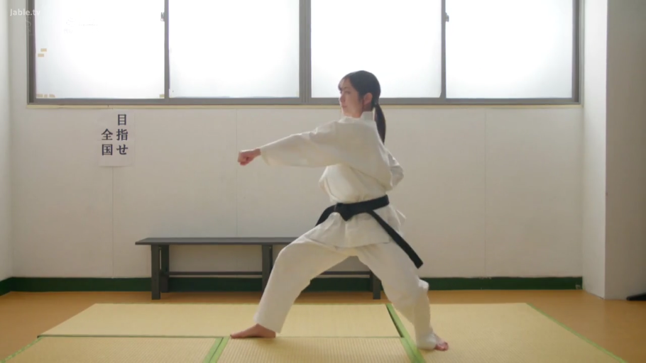 道场 · 专注 · 白色空手道道服 · 黑带 · 侧面全身照