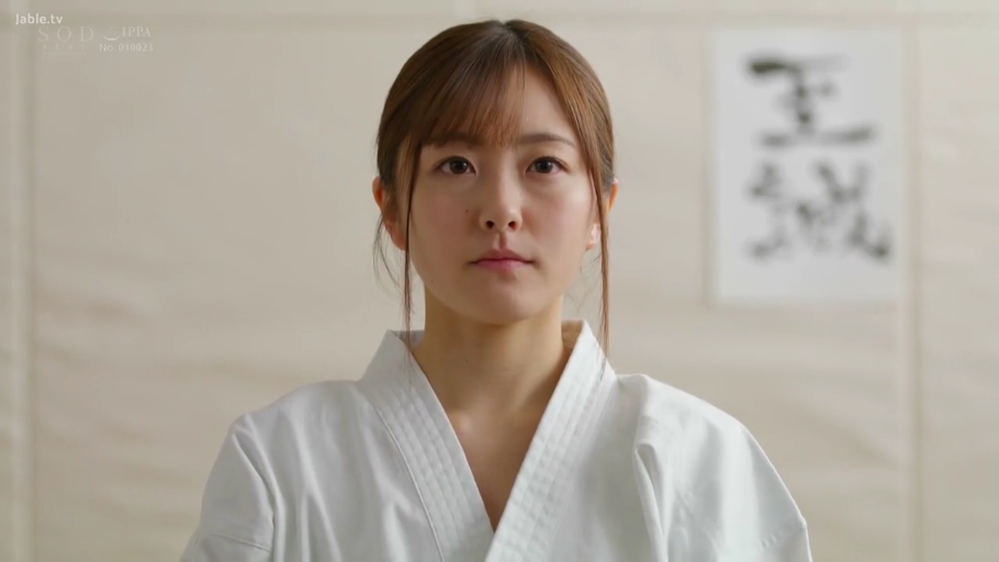 严肃 · 面部特写 · 凝视 · 正面 · 亚洲女性 · 道场 · 空手道服 · 背景书法