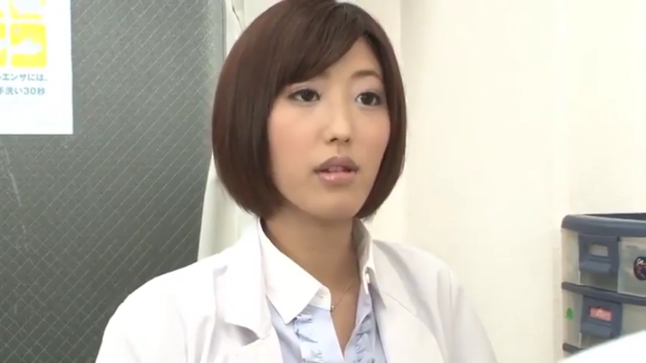 室内 · 白大褂 · 站立 · 呆滞 · 对视 · 储物柜 · 头部特写