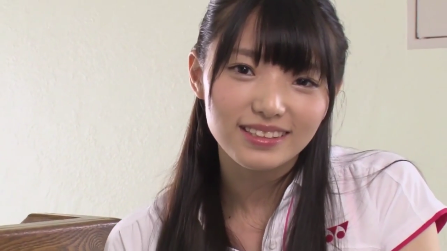 室内 · 脸部特写 · 微笑 · 注视镜头 · 正面坐姿 · 黑长直 · 运动短袖