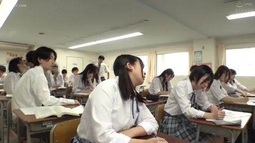 坐姿 · 格子裙 · 教室 · 专注 · 全景 · 书本 · 校园 · 学习