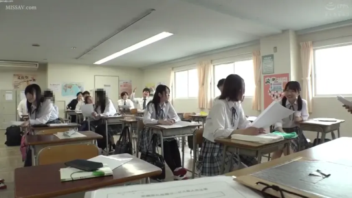 坐姿 · 教室 · 全景 · 微笑 · 多人 · JK制服 · 课桌椅 · 社交