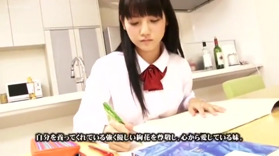 认真 · 居家 · 白色学生制服衬衫 · 人物面部特写 · 笔记本 · 字幕显示