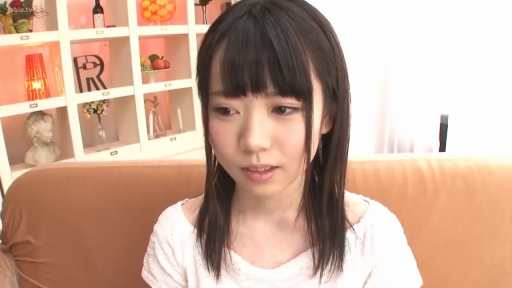 室内 · 坐姿 · 沙发 · 面部特写 · 拘谨 · 白色上衣 · 注视 · 长发