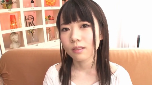 室内 · 坐姿 · 脸部特写 · 沙发 · 白色上衣 · 注视镜头 · 长发 · 自然表情