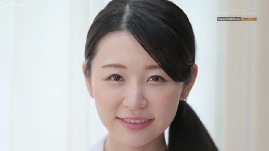 室内 · 微笑 · 面部特写 · 白色衣物
