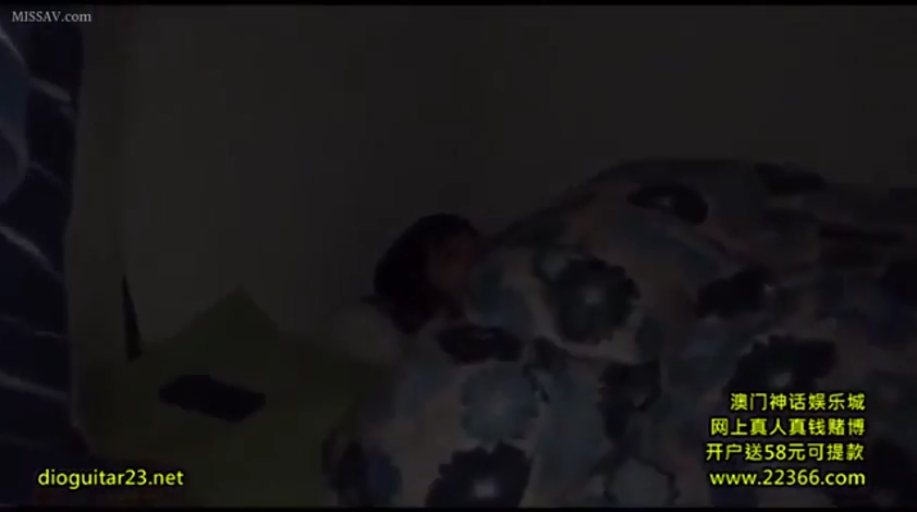 全裸 · 卧室 · 平静 · 头部 · 躺卧 · 被子 · 睡觉