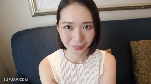 沙发区 · 肩部以上特写 · 注视 · 日常打扮 · 白色无袖褶皱上衣
