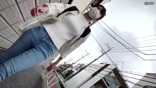 背包 · 条纹外搭衬衫 · 户外街道 · 面部被口罩遮挡 · 女性上半身仰视特写