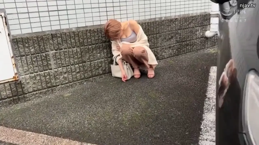 手提包 · 头部特写 · 低沉 · 户外停车场 · 米白色针织开衫