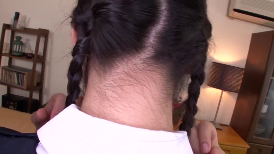 卧室 · 编织辫子特写 · 白色衣领 · 发际线细毛