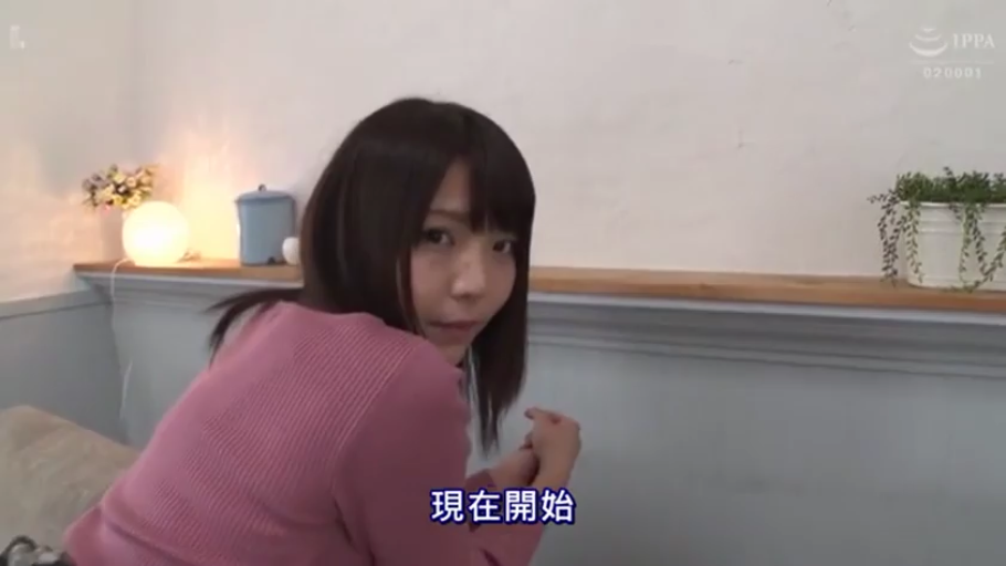 卧室 · 中景 · 盆栽 · 微笑 · 长发 · 看向镜头 · 粉色针织衫 · 回首