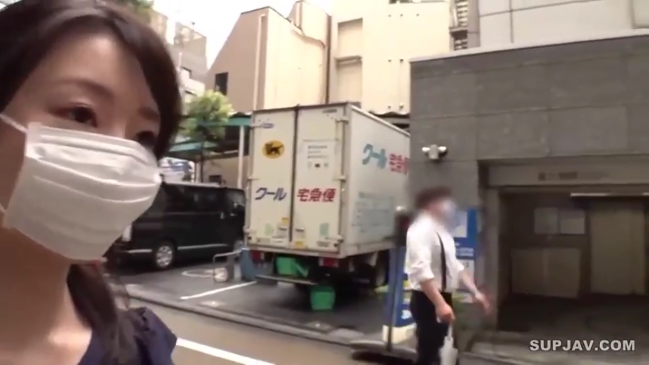 隐蔽 · POV视角 · 白色口罩 · 城市街道 · 白色口罩 · 戴口罩女性面部特写
