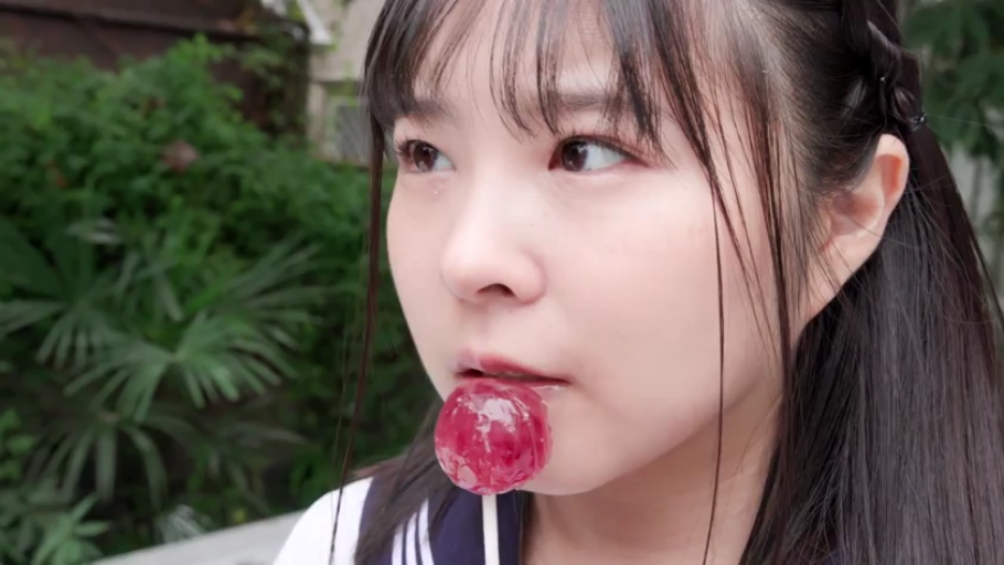 脸部特写 · 迷离 · 户外 · 水手服 · 侧颜 · 含物 · 黑发 · 棒棒糖