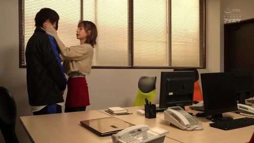 办公室 · 中景 · 面对面站立 · 抚摸脸部 · 针织衫与红色短裙