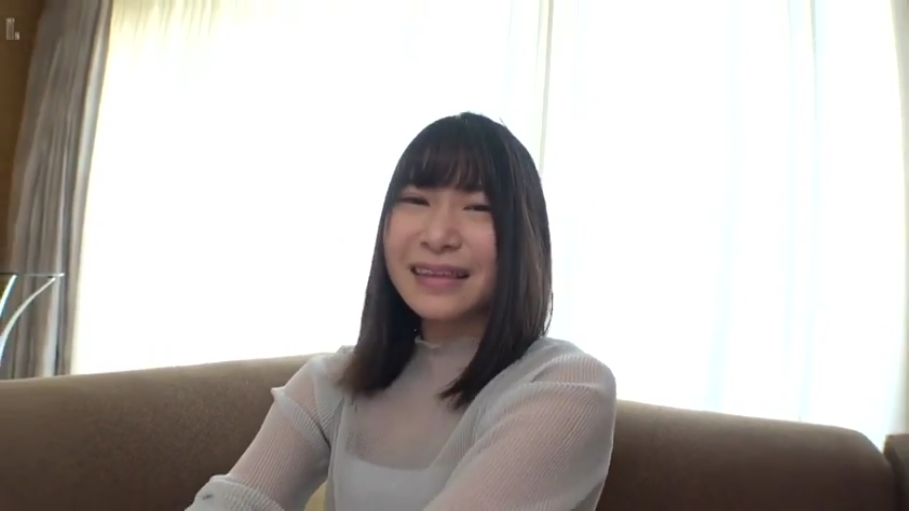 脸部特写 · 温柔 · 室内沙发 · 浅色薄纱透视上衣