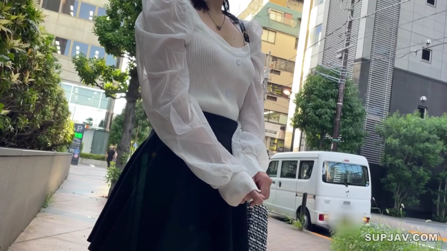 手提包 · 白色泡泡袖上衣 · 城市街道 · 上半身躯干特写 · 无法判断