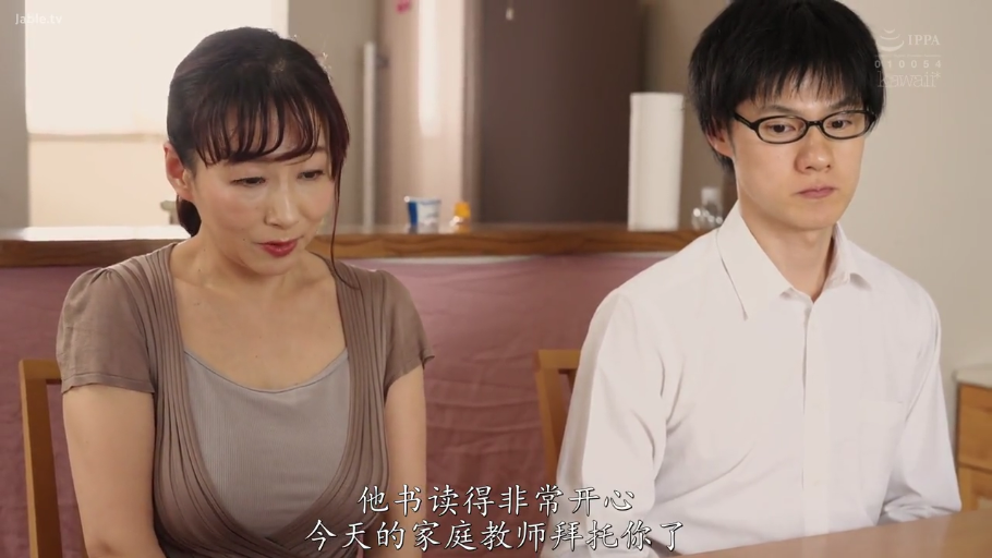 客厅 · 中文字幕 · 年轻男子身穿白色衬衫 · 年轻男子侧脸 · 年轻男子表情严肃