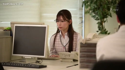 眼镜 · 冷静 · 办公室 · 格子针织背心 · 办公环境 · 人物半身特写