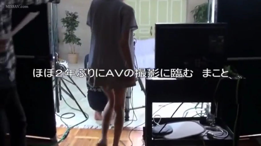 摄影棚 · 摄像器材 · 画面带有日语字幕 · 浅色宽松连衣裙