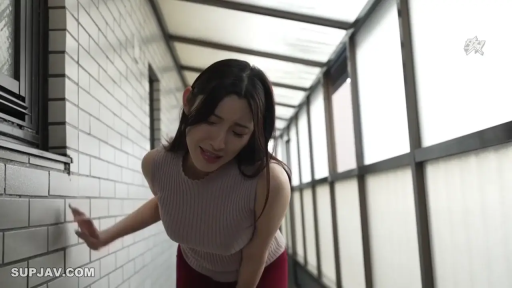 半身 · 走廊 · 无袖针织衫 · 扶墙