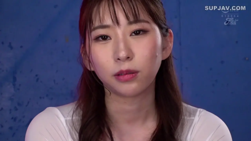 迷离 · 面部特写 · 注视 · 摄影棚 · 汗水 · 正对面 · 白色紧身衣