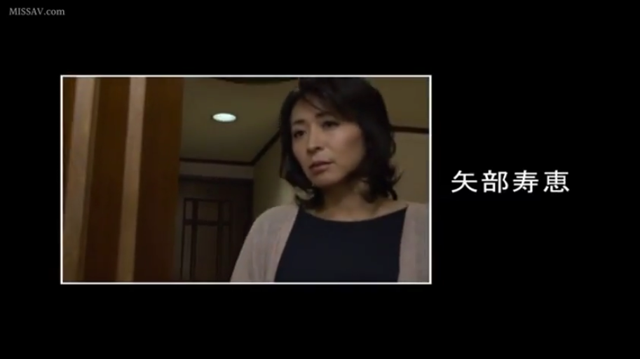 房间 · 平静 · 脸部特写 · 浅色开衫外套