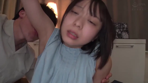 室内 · 迷离 · 台灯 · 成人内容 · 抬手 · 腋下特写 · 无袖衫 · 闻腋下