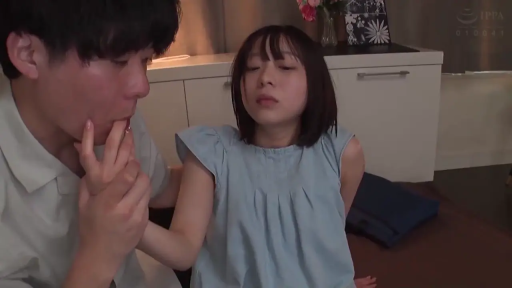 室内 · 坐姿 · 迷离 · 面部特写 · 成人内容 · 舔手指 · 浅蓝色无袖上衣