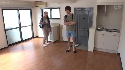 背包 · 室内公寓 · 自然交流 · 女性穿职业西装外套长裤