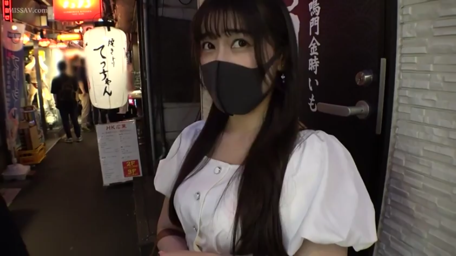 夜店区 · 黑色口罩 · 白色泡泡袖上衣 · 口罩遮挡面部 · 看向镜头 · 日本餐厅门外