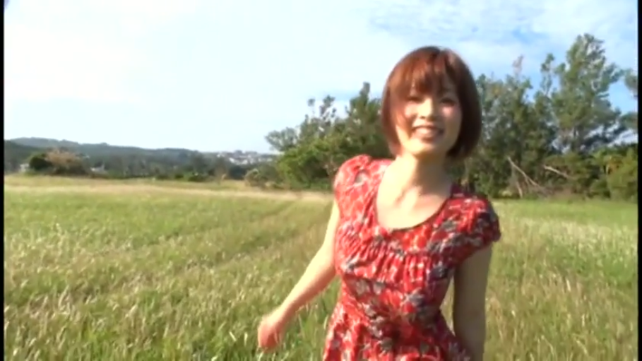 微笑 · 半身像 · 草地 · 红色碎花连衣裙