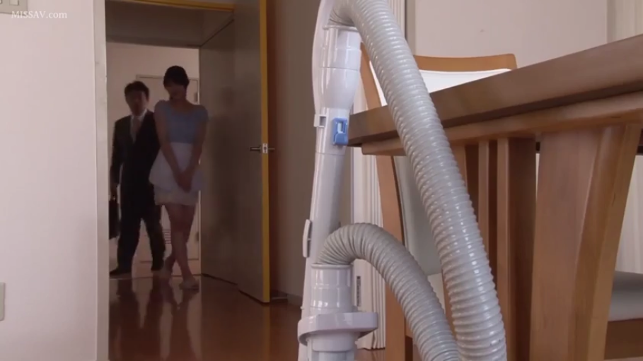 自然 · 剧情 · 进入房间 · 吸尘器 · 室内居家 · 站姿行走 · 吸尘器特写 · 围裙式制服