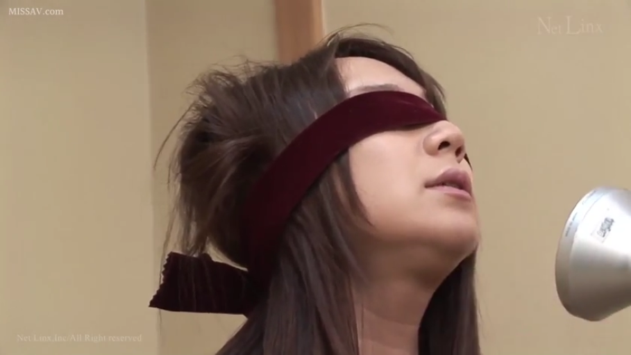 室内 · 脸部特写 · 沉浸 · 未见全身 · 丝绒眼罩 · 画面有打光