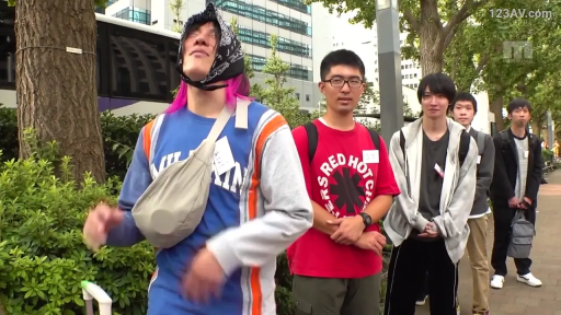 站立 · 中景 · 休闲装 · 户外