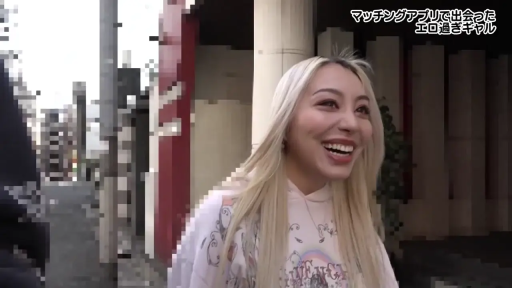 面部 · 站立 · 户外 · 卫衣