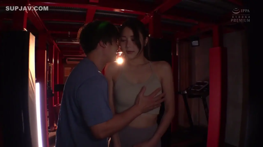 昏暗灯光 · 健身房 · 浅色紧身运动背心 · 两人上半身侧拍 · 男人专注暧昧