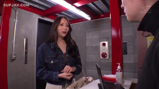 室内 · 交谈 · 站立 · 中景 · 自然 · 手提包 · 长发 · 牛仔外套